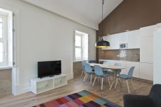 Apartment in Porto - Charmoso Apartamento com 1 Suíte 1 Quarto Twin e Sofá-Cama Duplo na Sala 