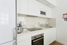 Apartment in Porto - 2 Bedroom Apartment (6 Adults - 1 double/4 single beds)
