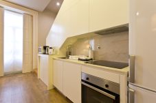 Apartment in Porto - Duplex Apartment (7 Adults - 1 double/5 single beds)